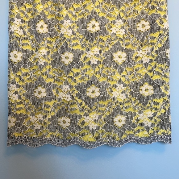 Maggy London Grey and Yellow Floral Lace Bodycon Boat Neck Midi Dress Sz 4 - Picture 5 of 7
